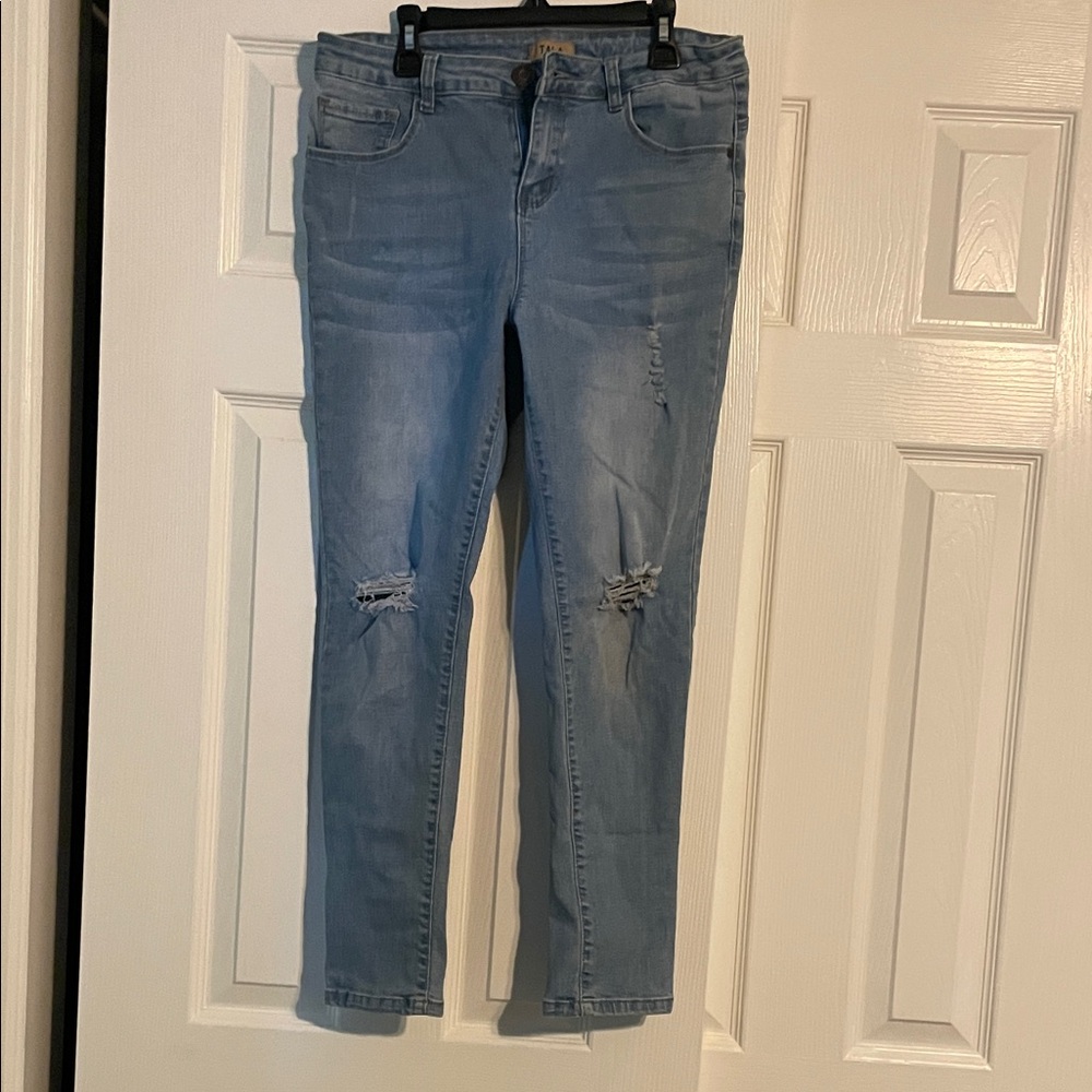 Distressed Light Blue Cropped Jeans